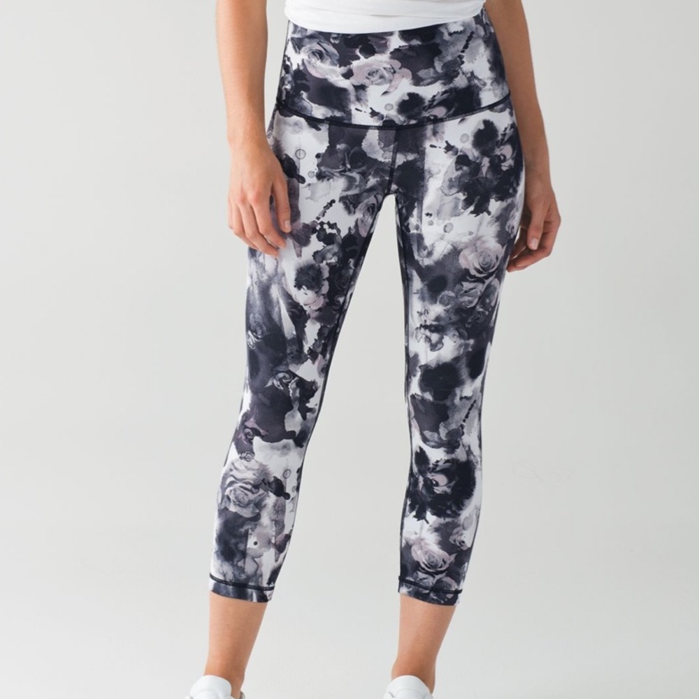 Lululemon Wunder Under Crop Leggings Floral Hi-Rise
Obscurred Black Dusty Mauve